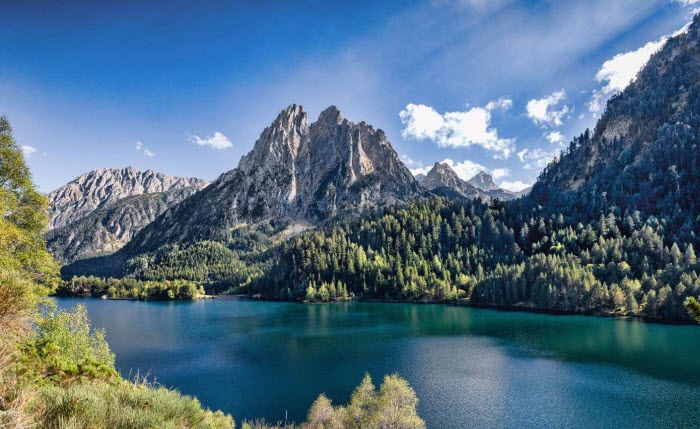Estany de Sant Maurici en el Parque Nacional de Aigüestortes, con Els Encantats al fondo