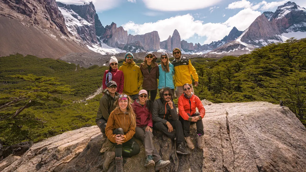 Grupo de viajeros de Ecotour ante los Cuernos del Paine
