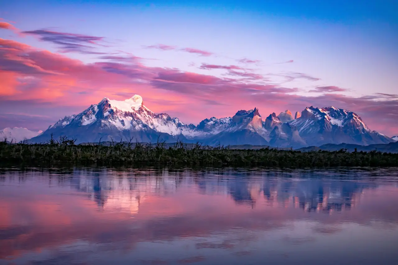 Cuernos del Paine reflejados en el río Serrano al amanecer