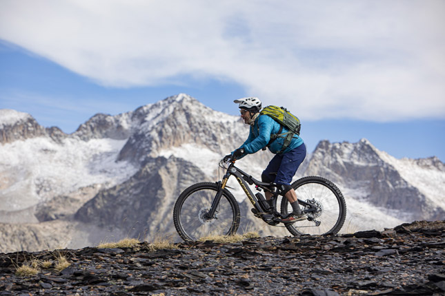 Ciclista en ebike por senderos de alta montaña en los Pirineos