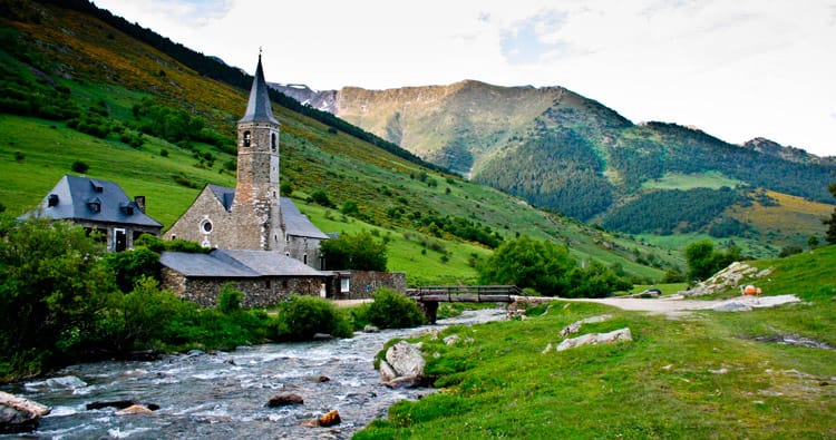 Santuario de Montgarri junto al rio en el Val d'Aran