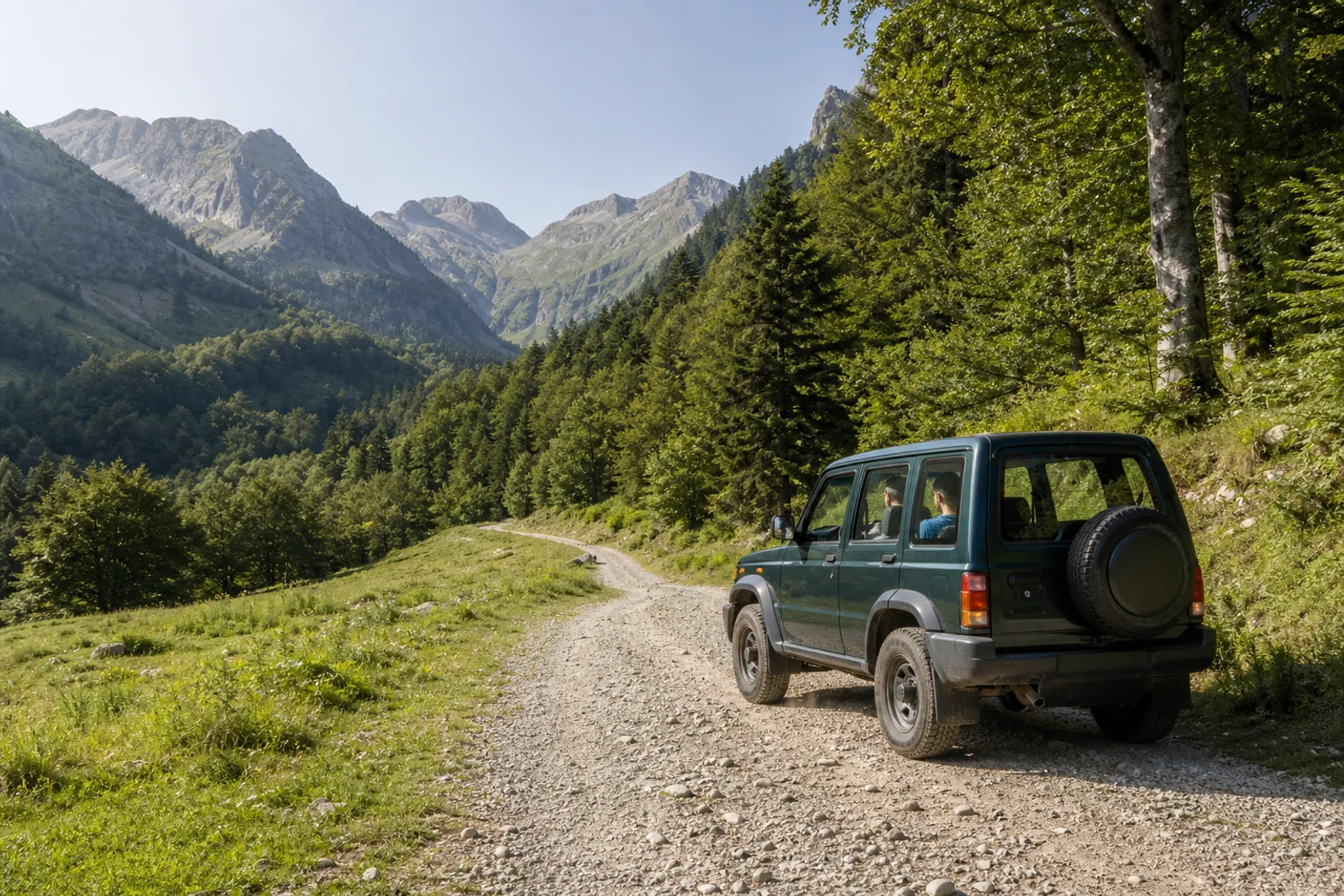 Vehículo 4x4 en una pista accesible entre bosques y montañas del Val d'Aran