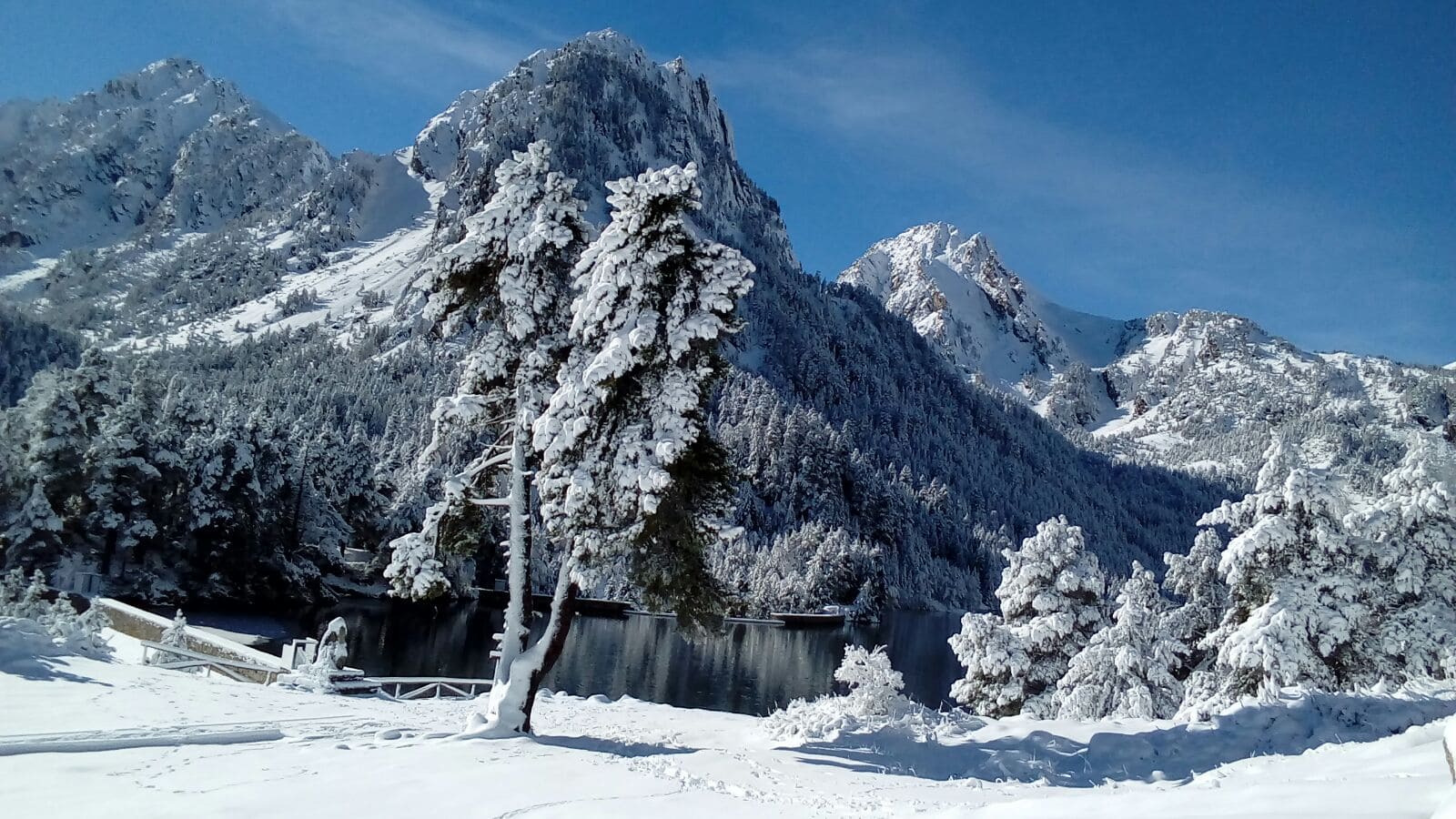 Estany de Sant Maurici cubierto de nieve en invierno