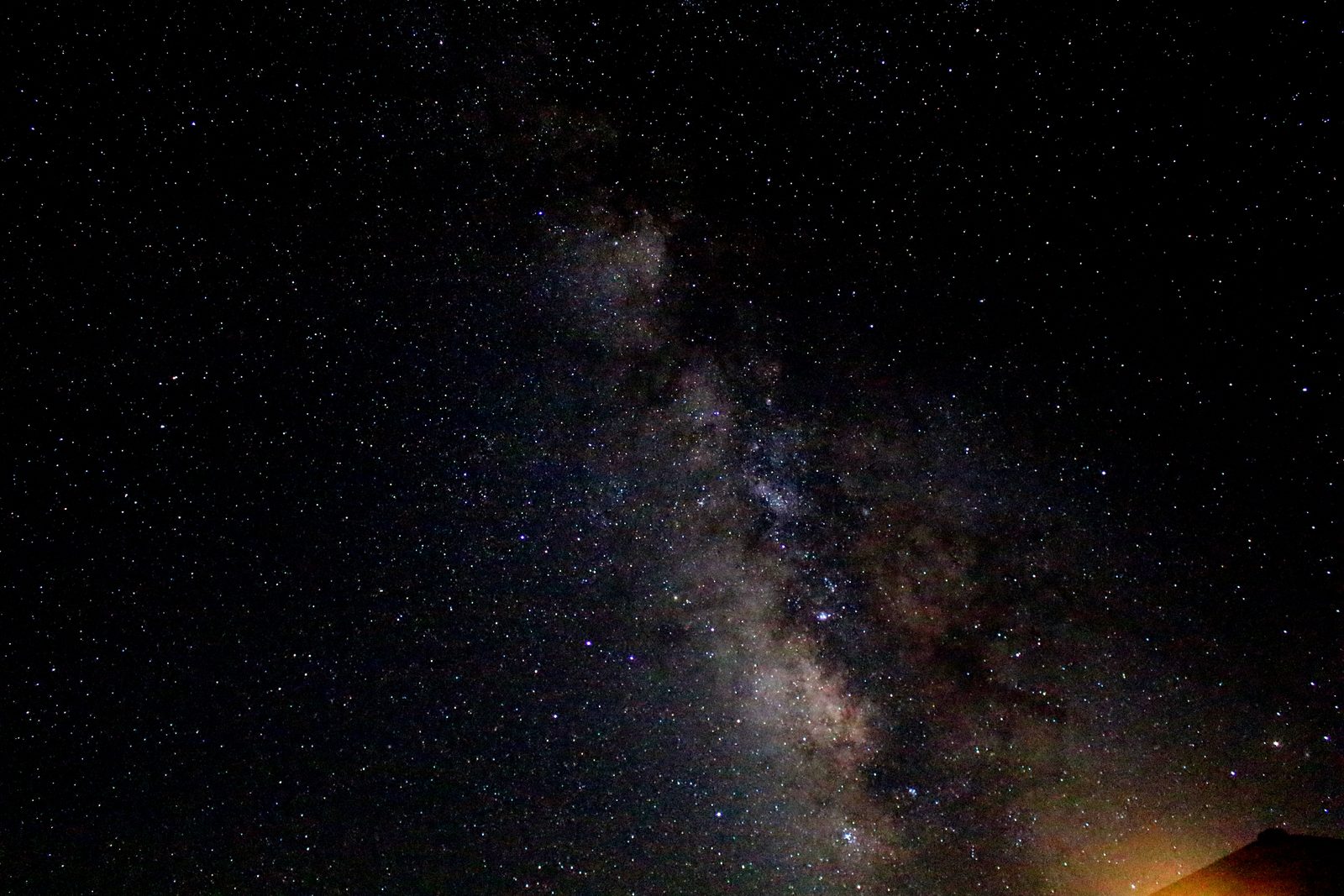 Vía Láctea visible sobre la silueta de una cordillera de montaña