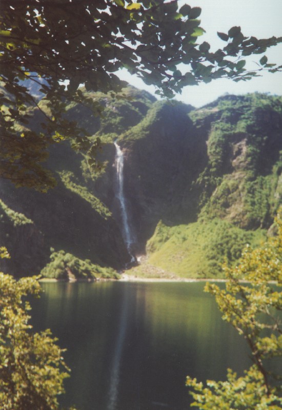 Cascada de las Gorges d'Oô en un barranco pirenaico