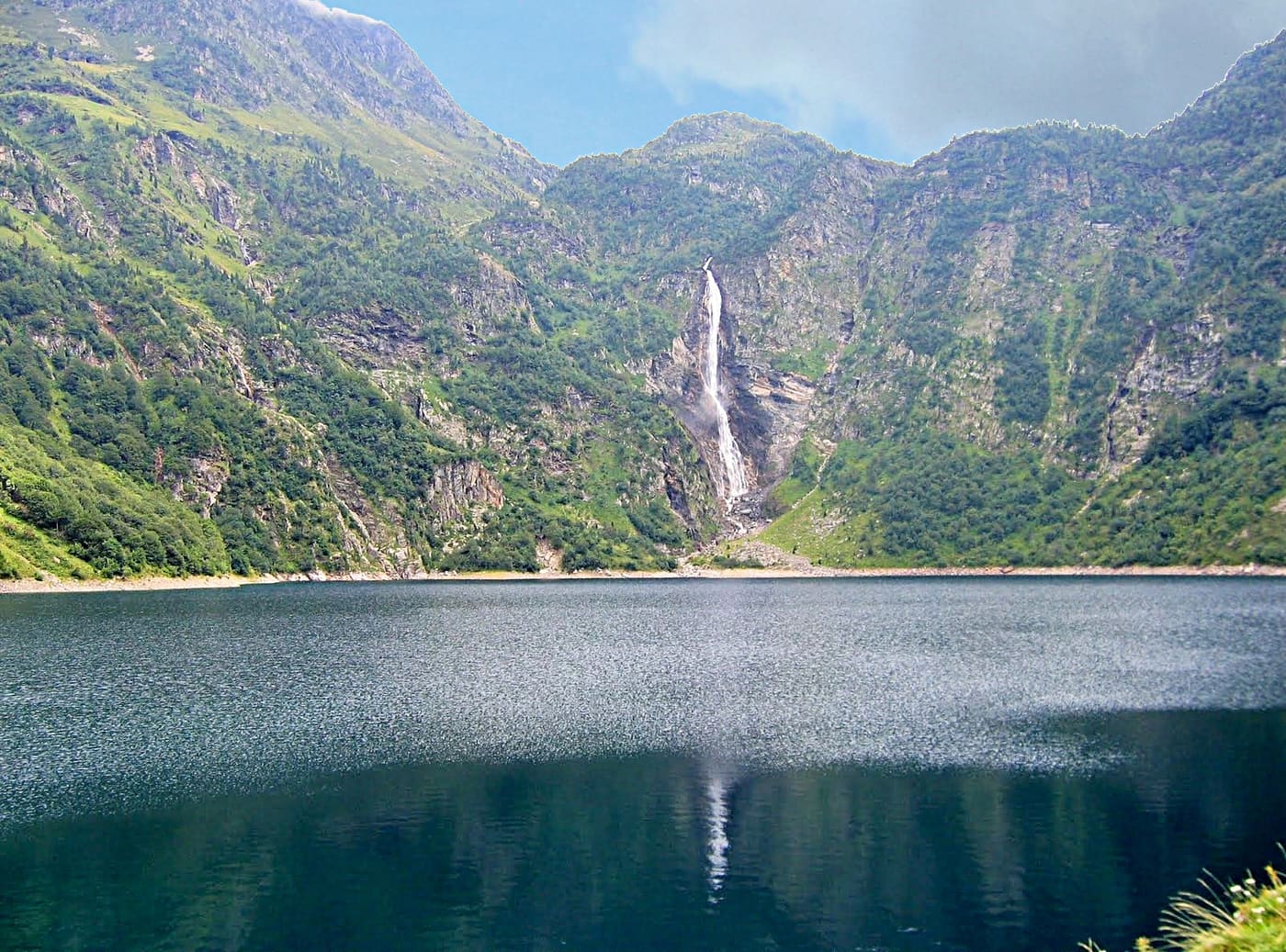 Lago de montaña junto al barranco de las Gorges d'Oô
