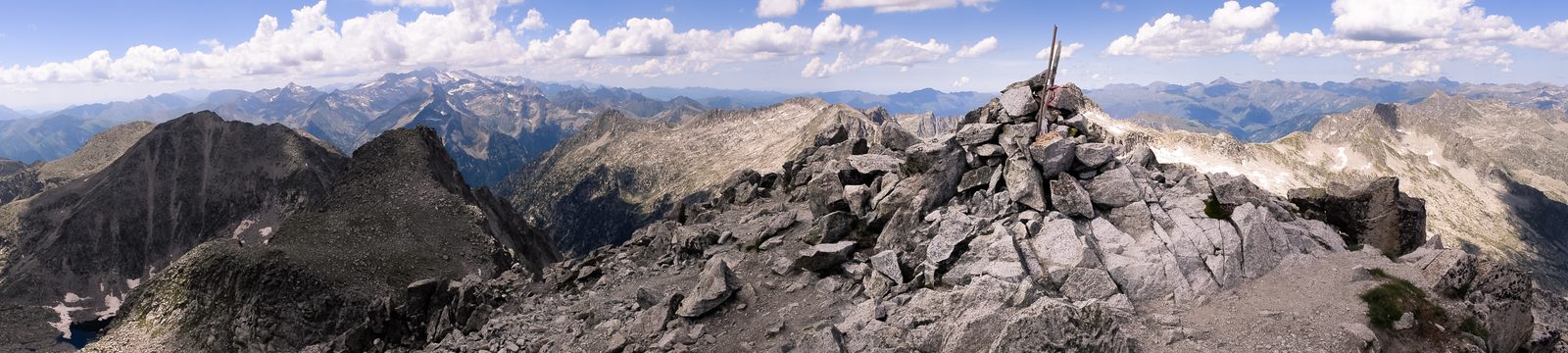 Cumbre del Besiberri Sud con vistas al Aneto y la Maladeta