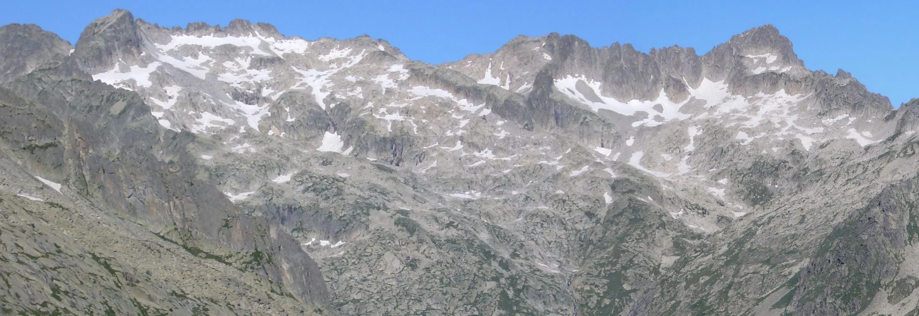 La muralla del macizo de Besiberri vista desde la vall de Colieto