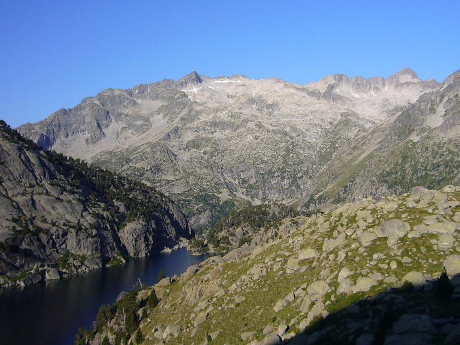 Massís del Besiberri visto desde el refugio Joan Ventosa i Calvell, con el Estany Negre en primer término