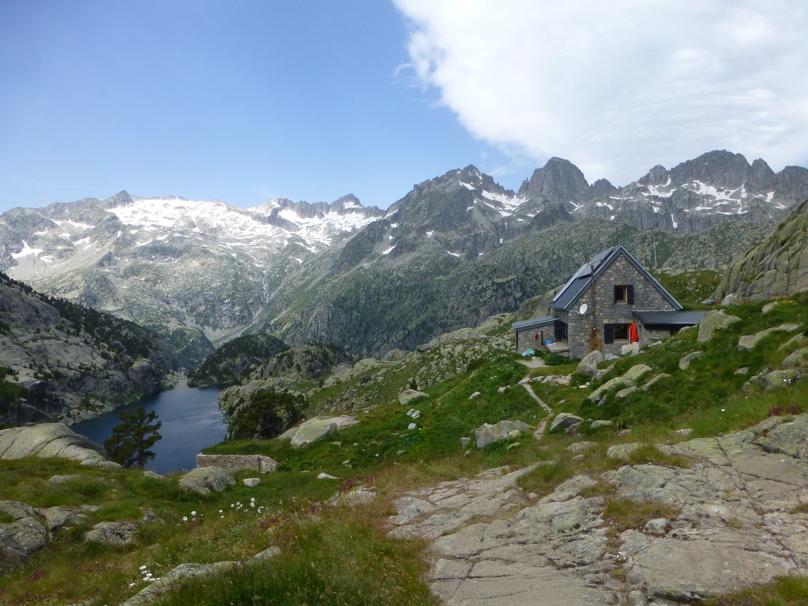 Refugio Joan Ventosa i Calvell junto al Estany Negre