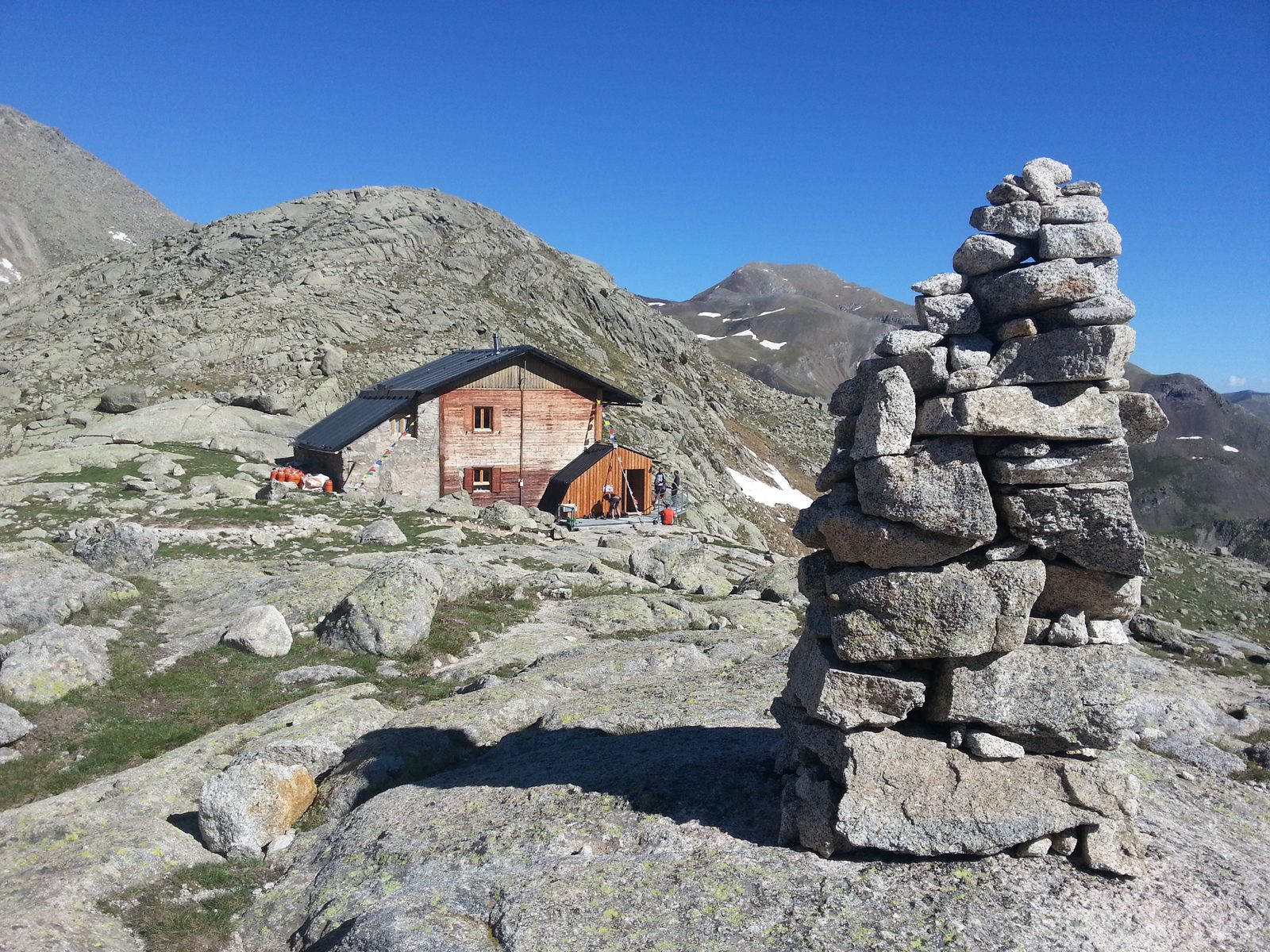 Refugio de Colomina en un entorno de roca pulida y pequeños ibones