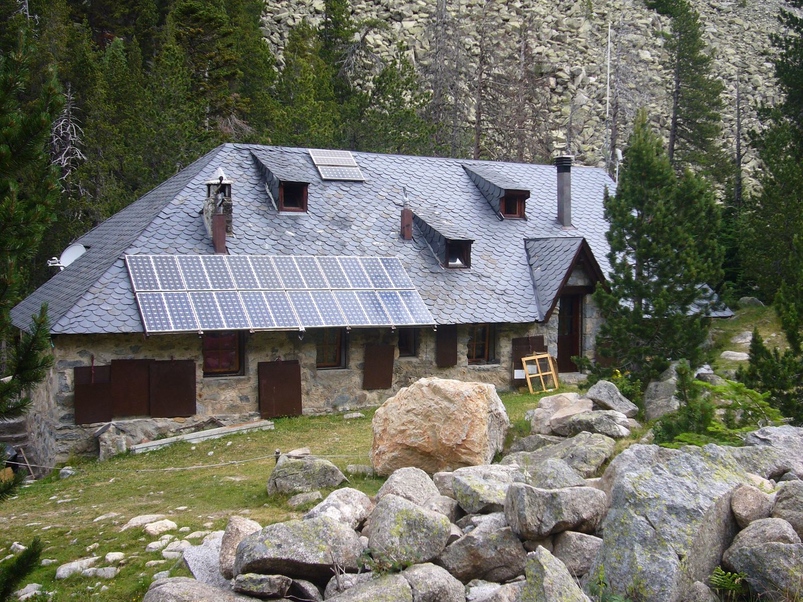 Refugi d'Estany Llong, uno de los nueve refugios de la travesÃ­a Carros de Foc, en el Parc Nacional d'AigÃ¼estortes