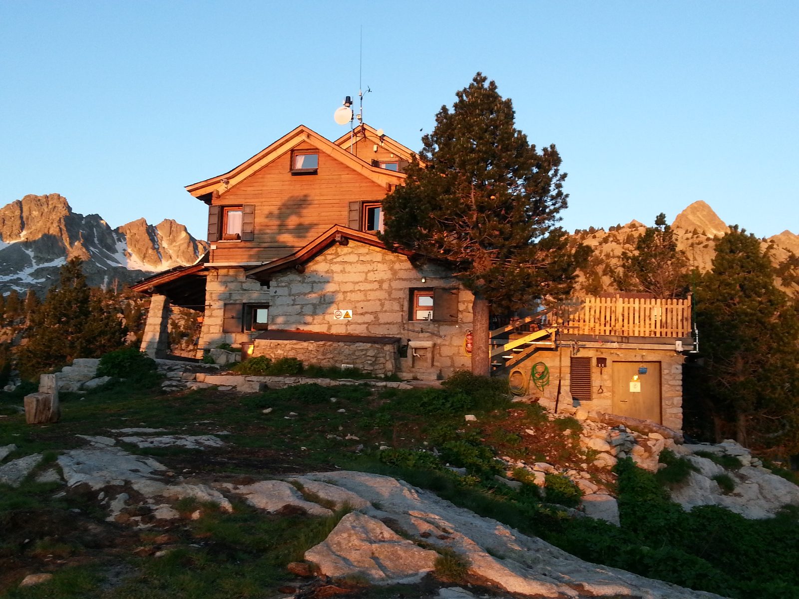 Refugio Josep Maria Blanc junto al Estany Tort de Peguera