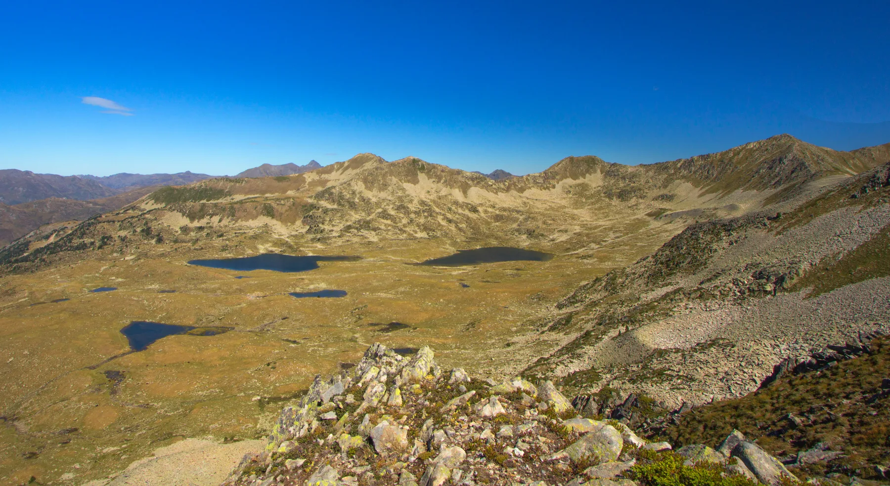 El circo de Baciver entero con sus lagunas dispersas, visto desde el Pic de Rosari