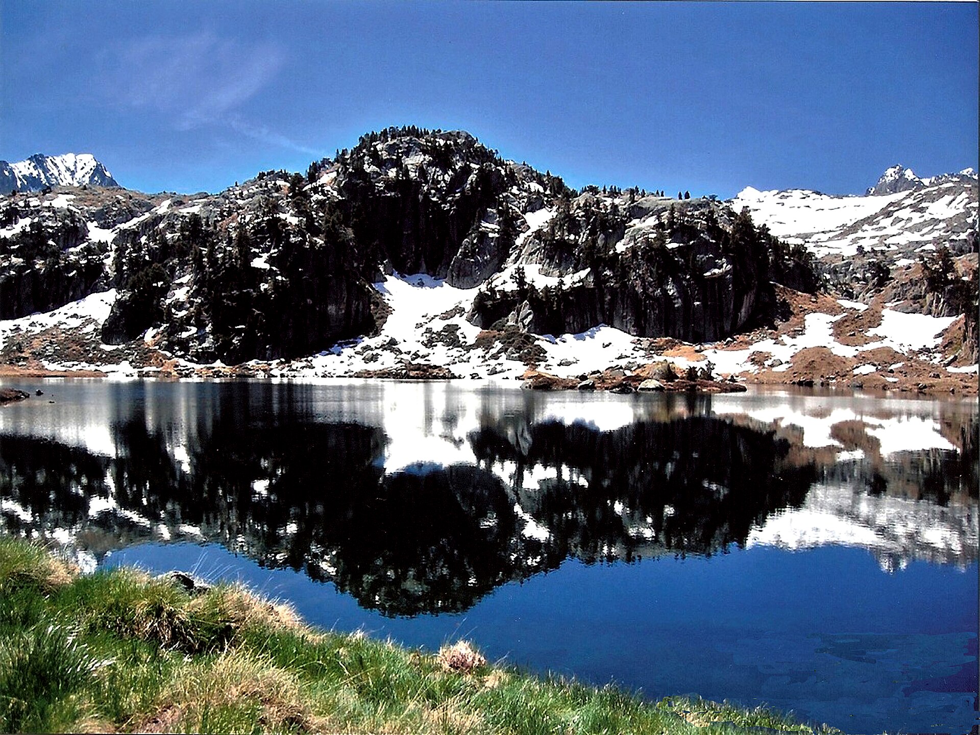 Lago glaciar de aguas turquesas en el Circo de Colomers, Val d'Aran