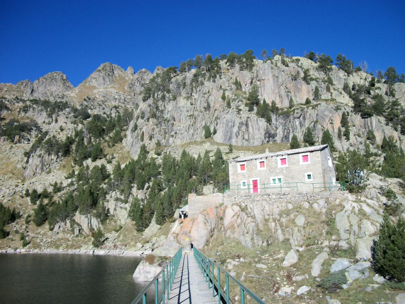 Refugio y presa del Estanh Major de Colomers junto al lago