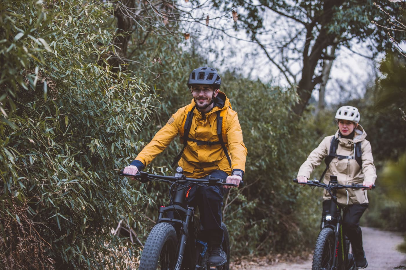 Ciclista pedaleando en e-bike por un camino de montaña