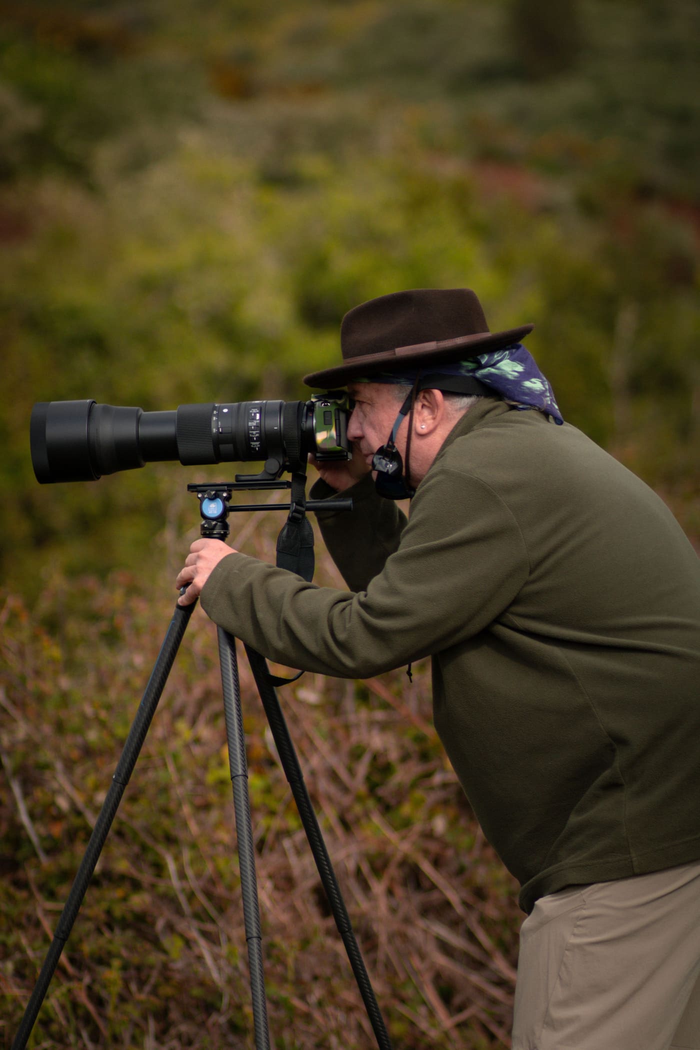 Fotógrafo de naturaleza componiendo una imagen de paisaje de montaña