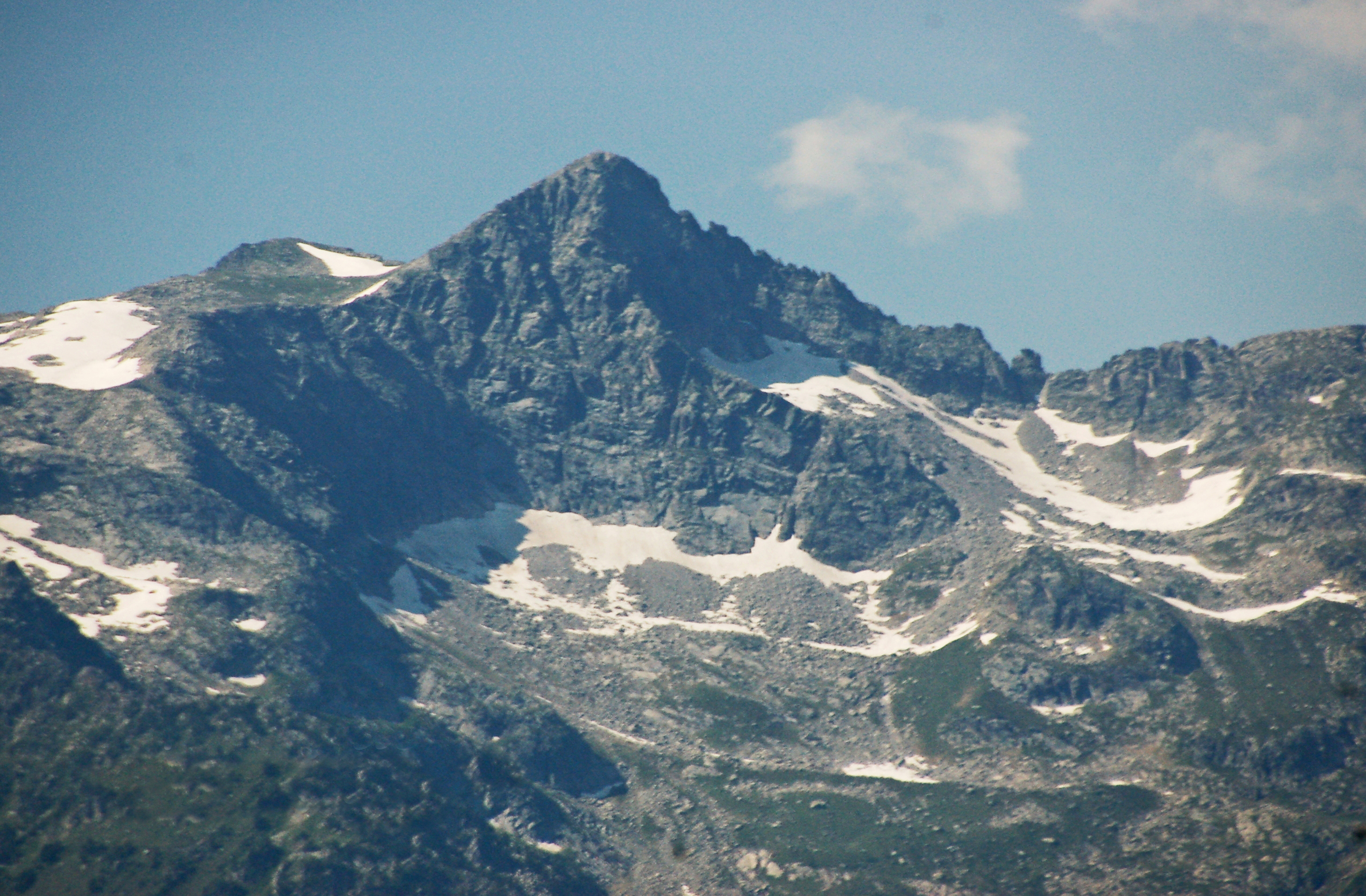 Cima del Montardo con los circos lacustres del Val d'Aran al fondo