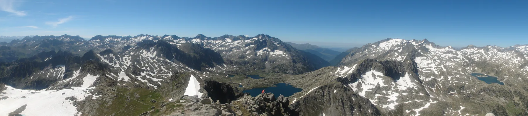 Panorámica desde la cima del Montardo, a 2.833 metros, con los lagos del circo abajo