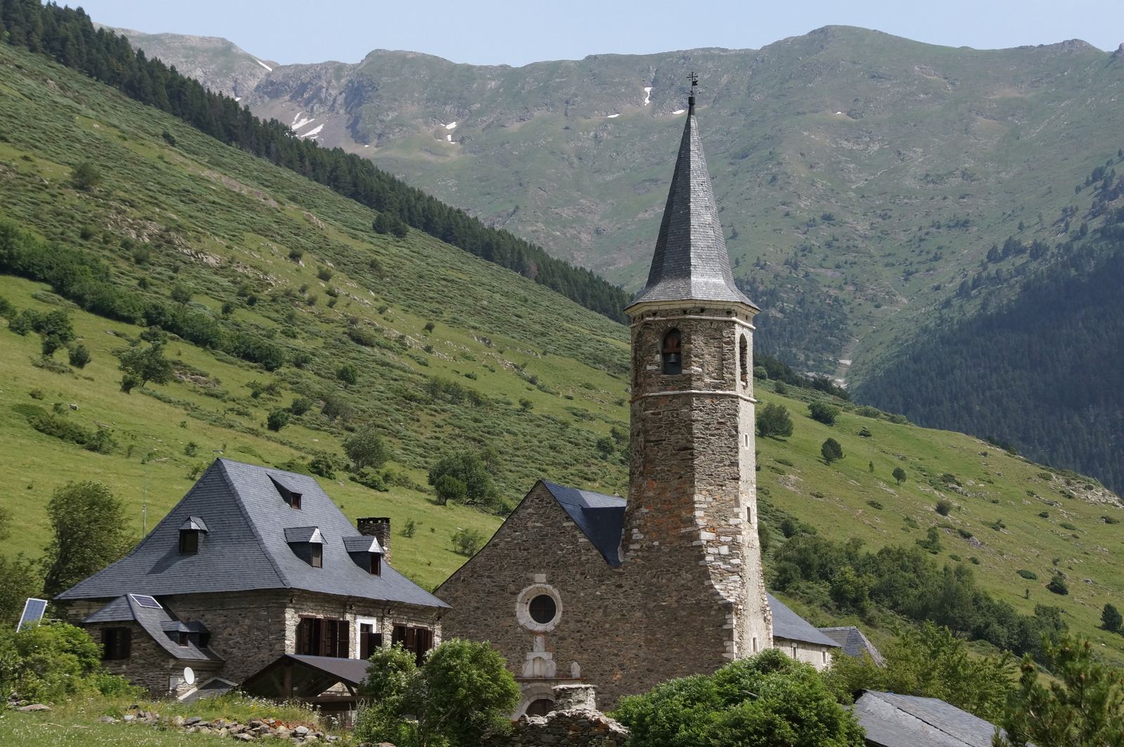Santuario de Montgarri, punto de inicio de la travesía Pass'Aran, con el valle del Val d'Aran al fondo