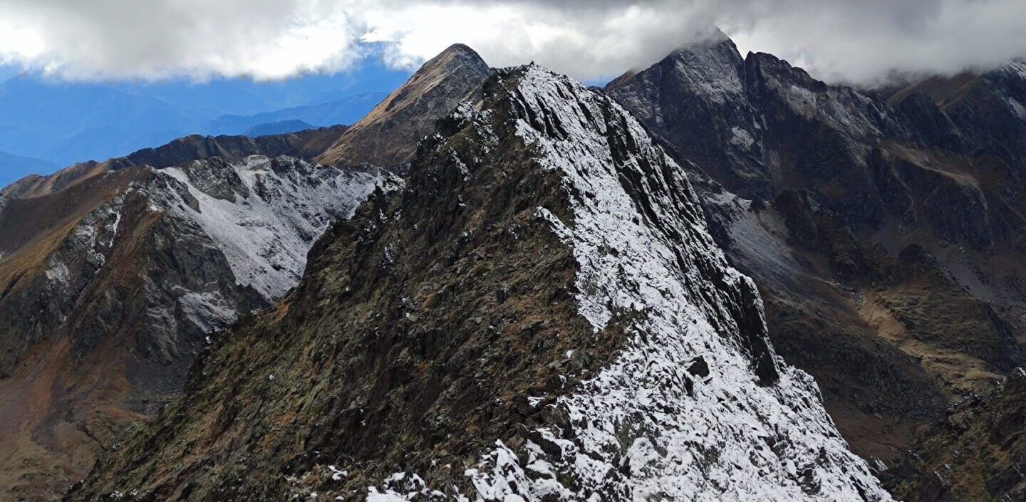 Cresta rocosa y expuesta del Pic de Medacorba con nieve reciente