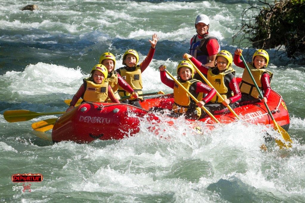 Balsa de rafting remontando un rápido de aguas bravas