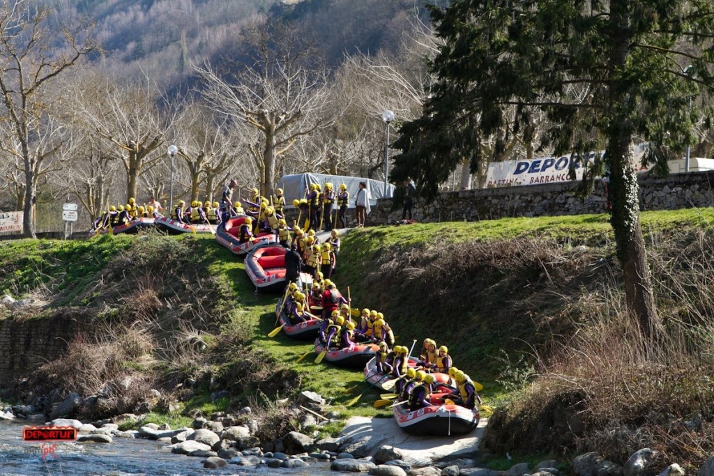 Balsa de rafting con grupo remando en aguas bravas del río Garona