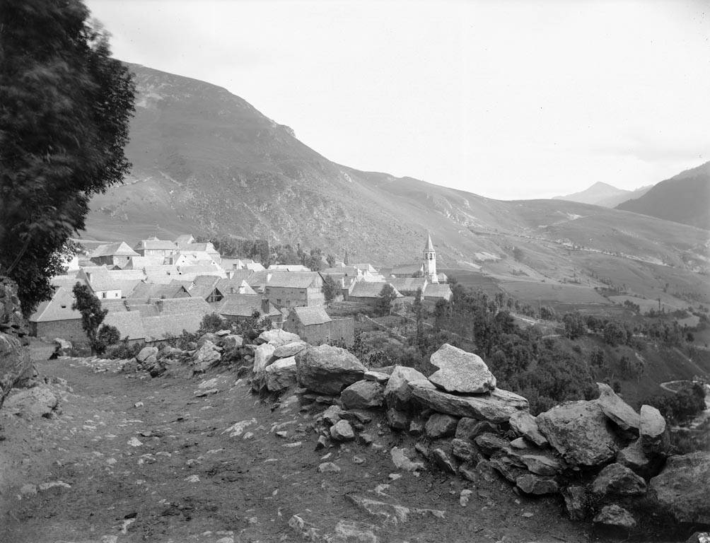 Vista del pueblo de Bagergue, el más alto del Val d'Aran