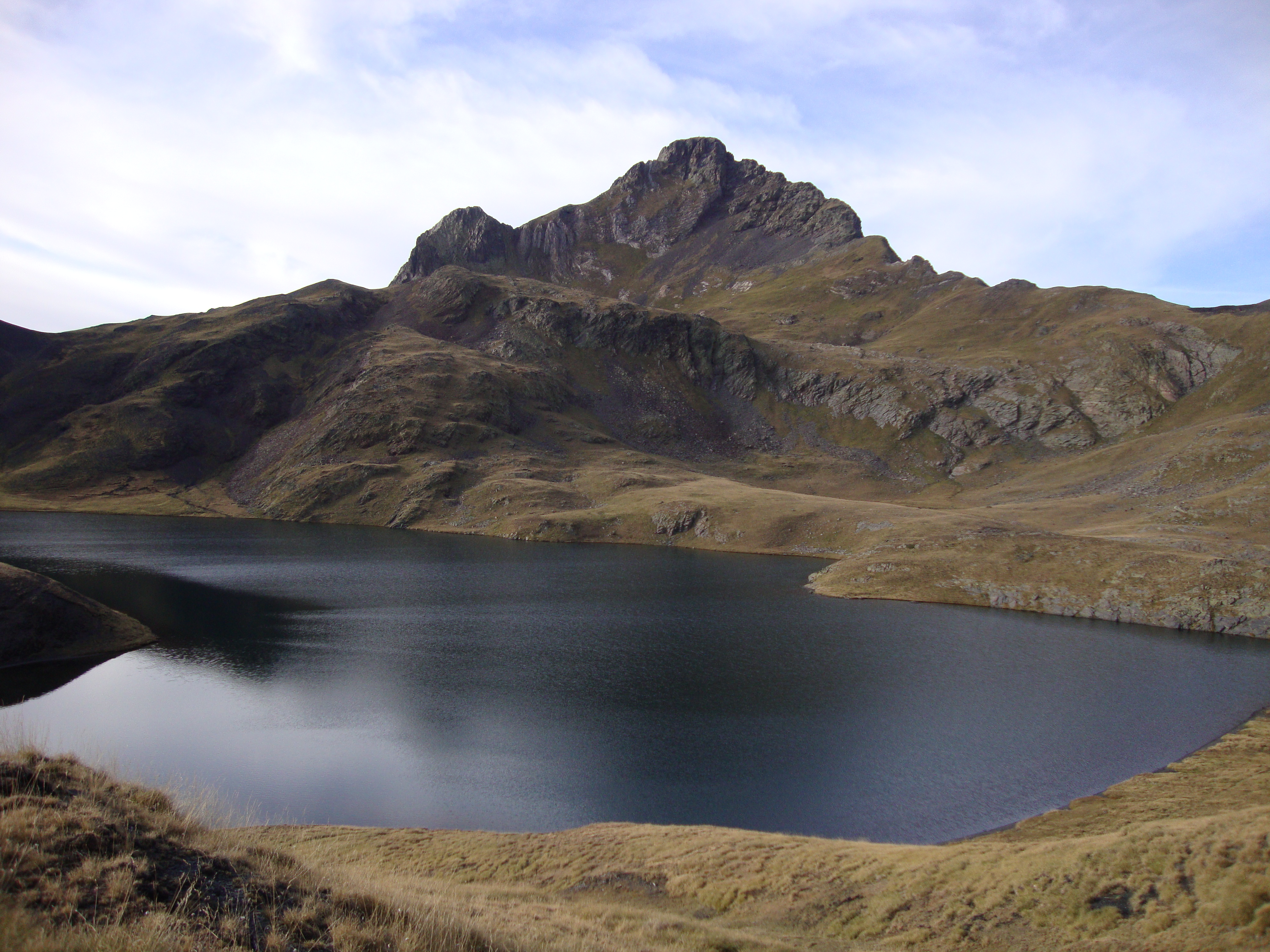 Lago de Montoliu con el Tuc de Mauberme al fondo, en la ruta de ascension desde Bagergue