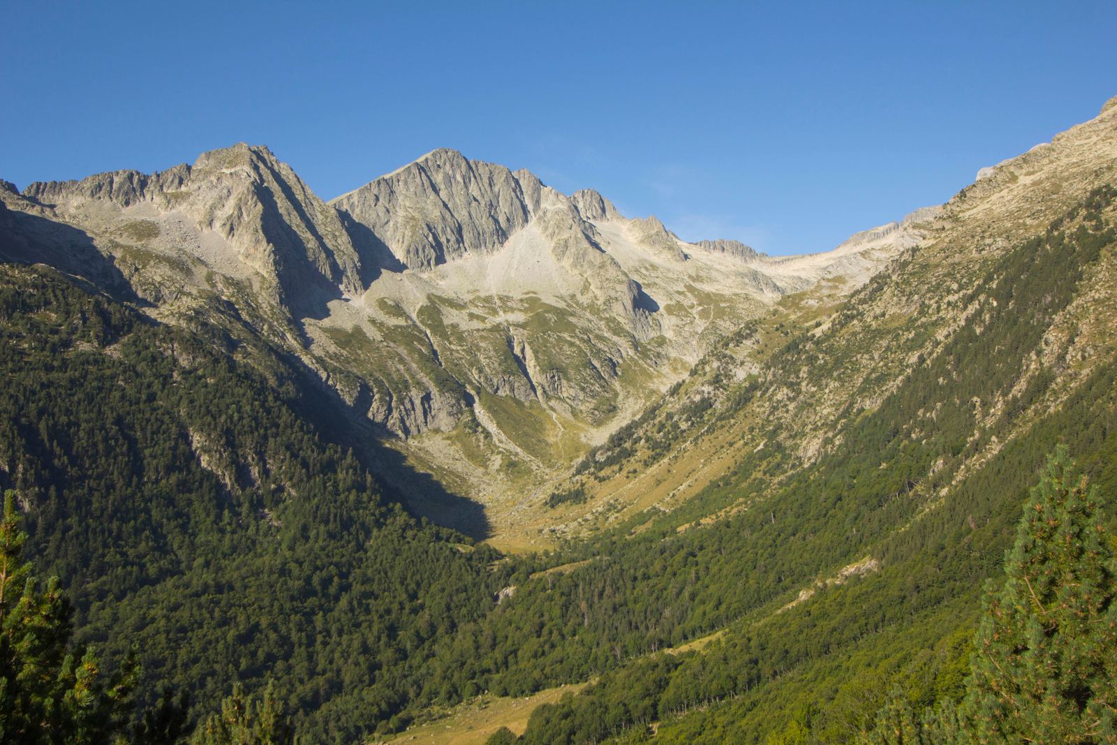 Valle de Molières, con lagos glaciares y montañas de granito