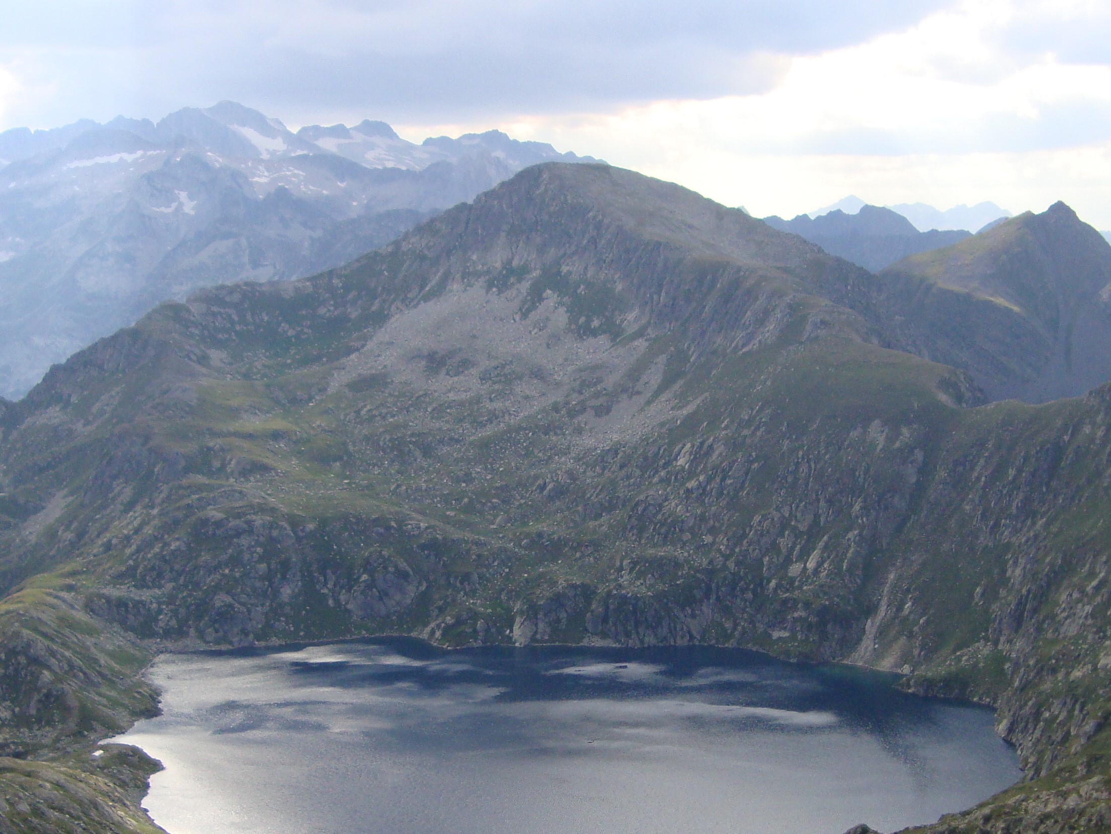 Vista del Tuc deth Port de Vielha y el Estany Redon desde la ruta de ascension