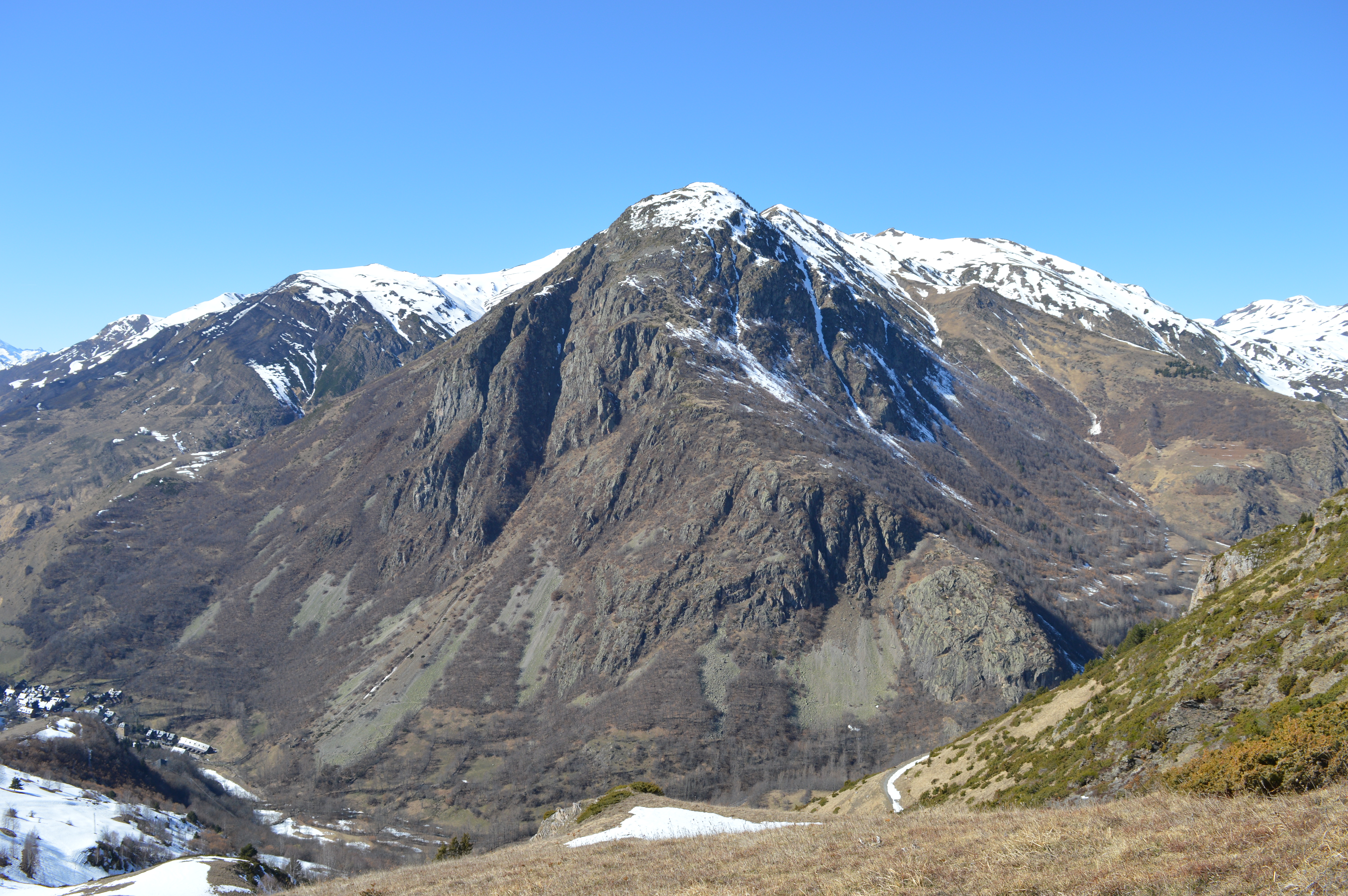 Vista del macizo de Poi d'Unha desde el valle, en Naut Aran