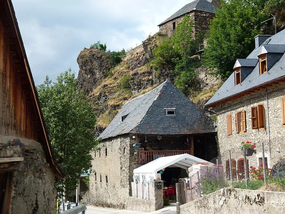 Casas de Arres de Sus sobre una pequeña ladera rocosa