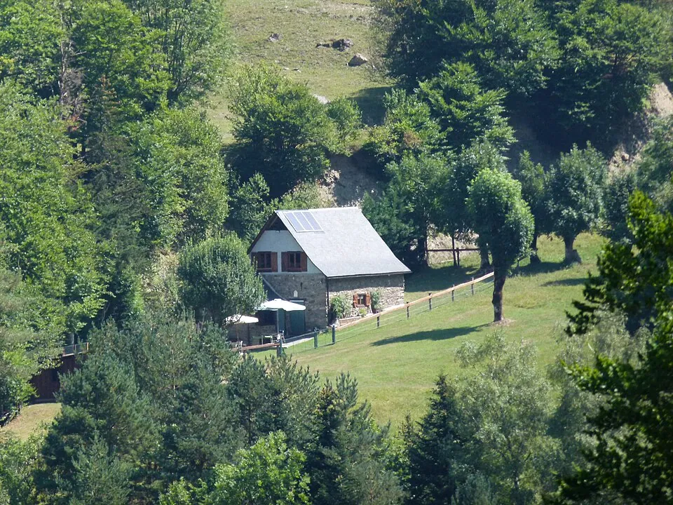 Casa de piedra en el bosque — referencia visual de patrimonio