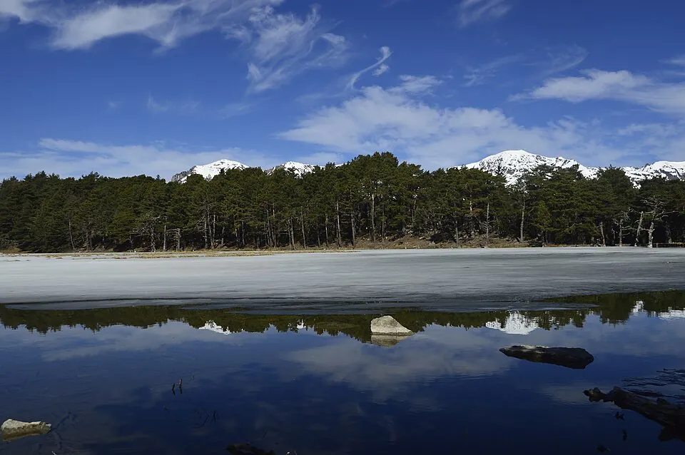 Un lago que cambia con las estaciones — referencia visual de geología