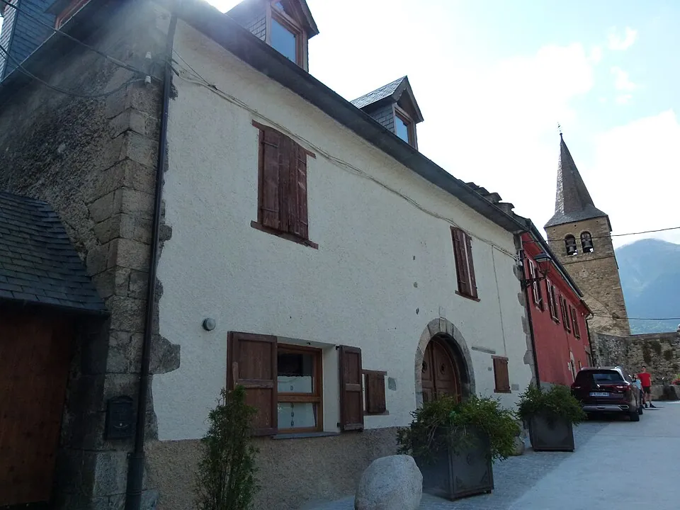 Calle Sant Sernilh de Betren con casa de piedra y el campanario de la iglesia al fondo