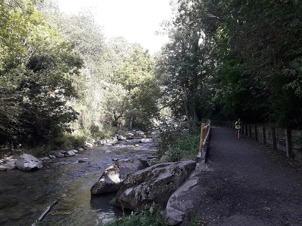 Un camino llano junto al río — referencia visual de geología