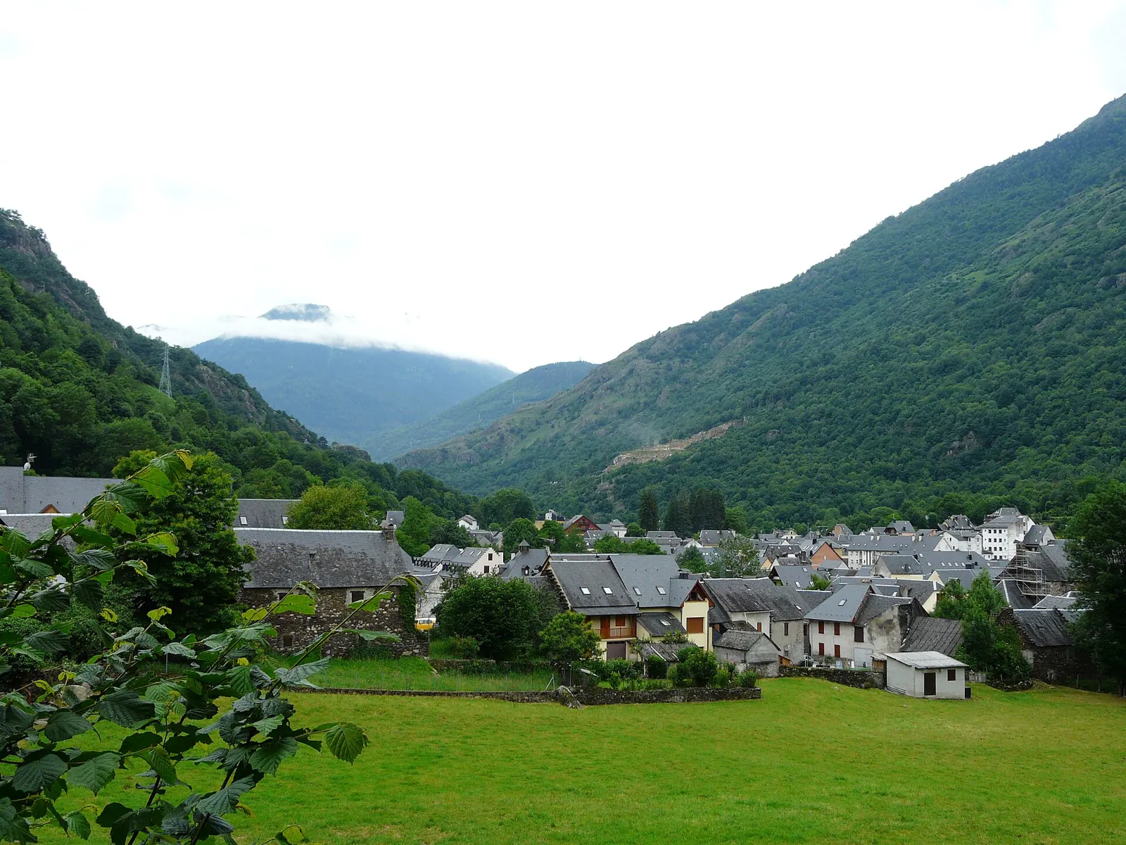 Panorámica del pueblo de Les, con sus casas de tejado oscuro en el fondo del valle del Garona