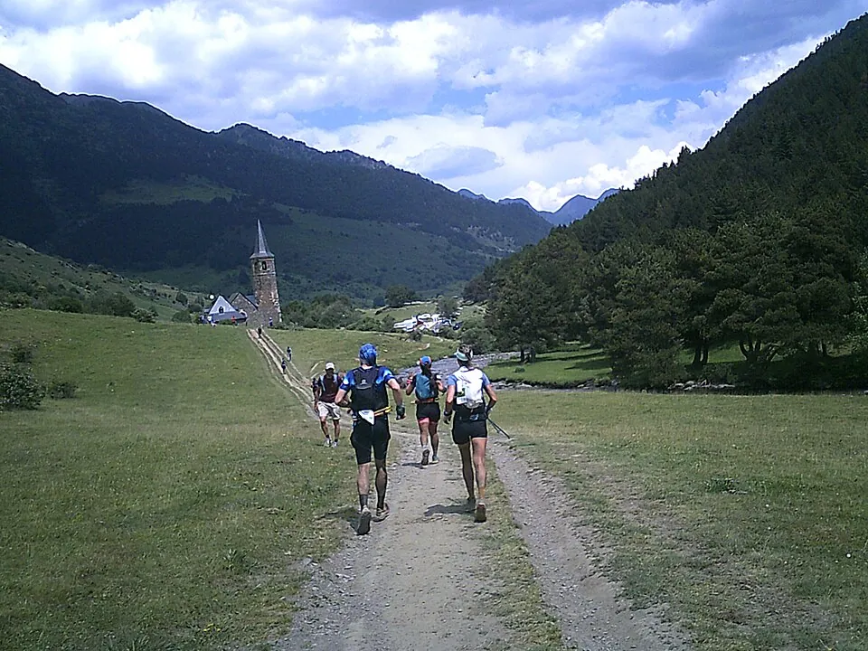 Camino de tierra hacia el santuario de Montgarri, con su campanario al fondo
