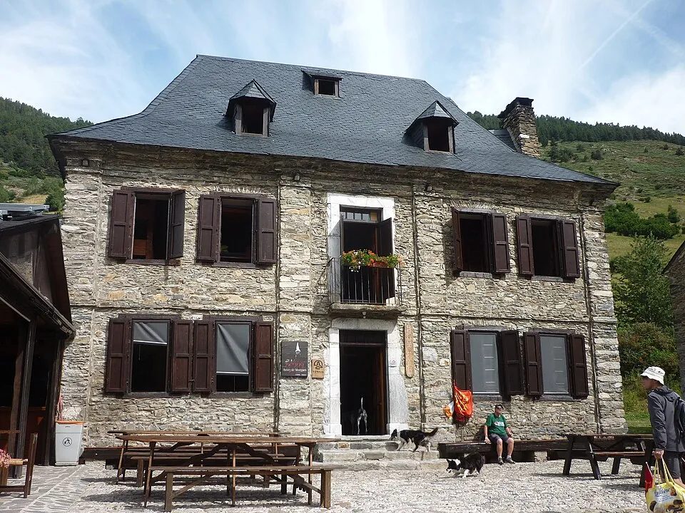 El antiguo albergue — referencia visual de patrimonio