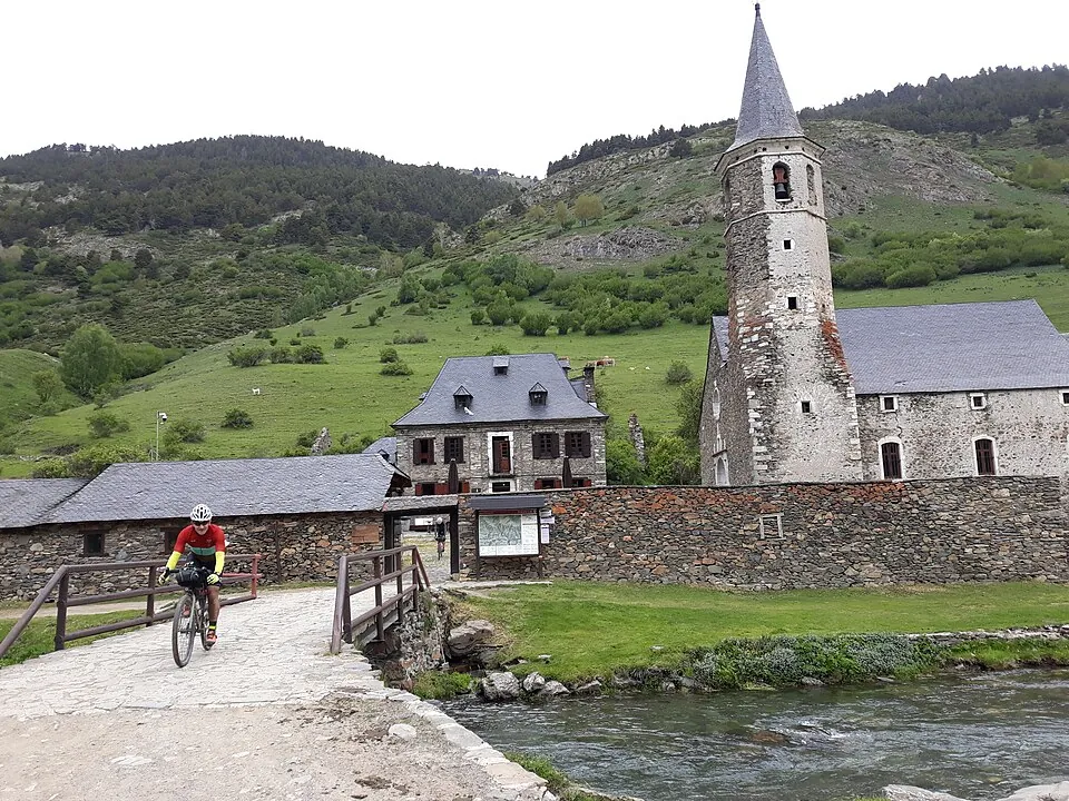 Camino de tierra hacia el santuario de Montgarri, con su campanario al fondo
