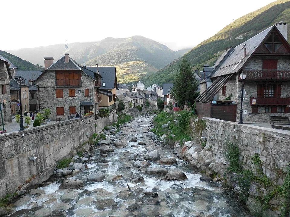 El río Nere a su paso por Vielha entre muros de piedra y casas tradicionales