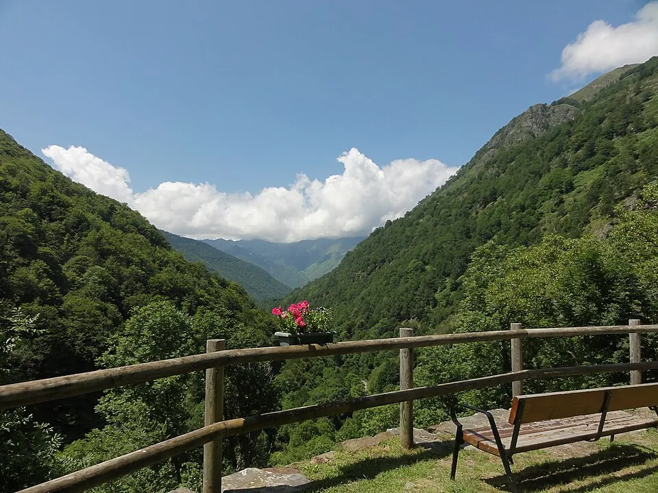 Mirador sobre el valle — referencia visual de geología