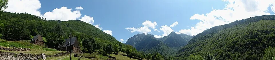 Panorámica de Sant Joan de Toran con sus casas y las montañas