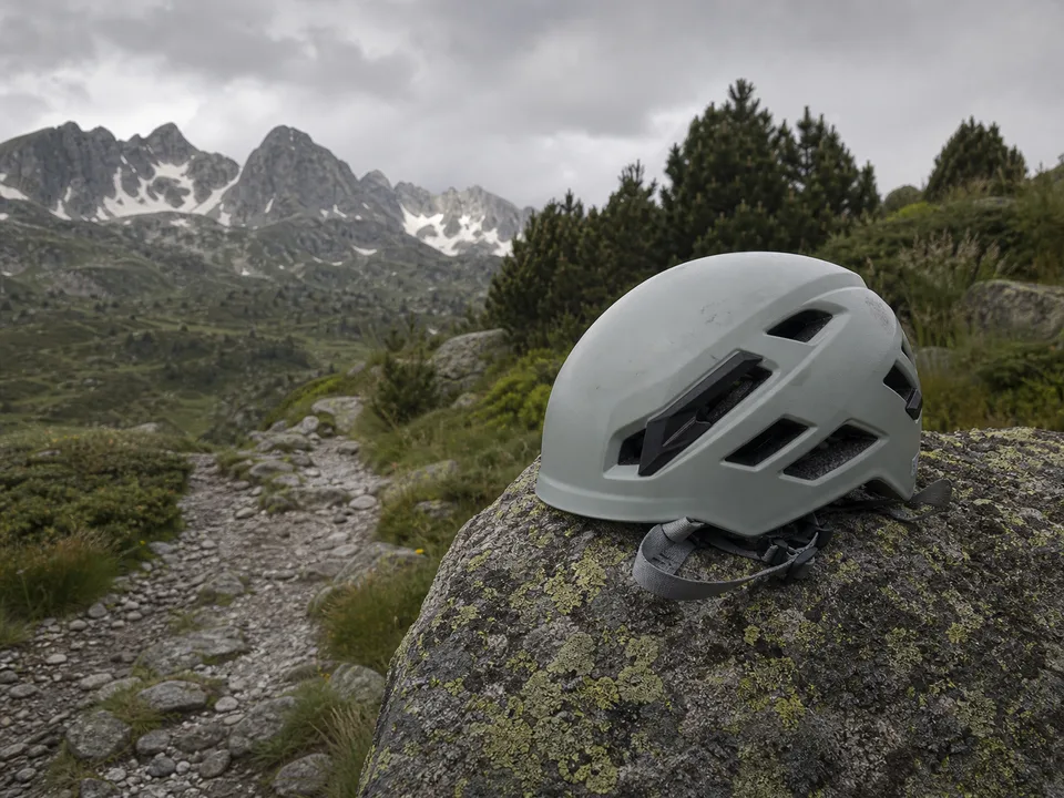 Casco de montaña sobre roca