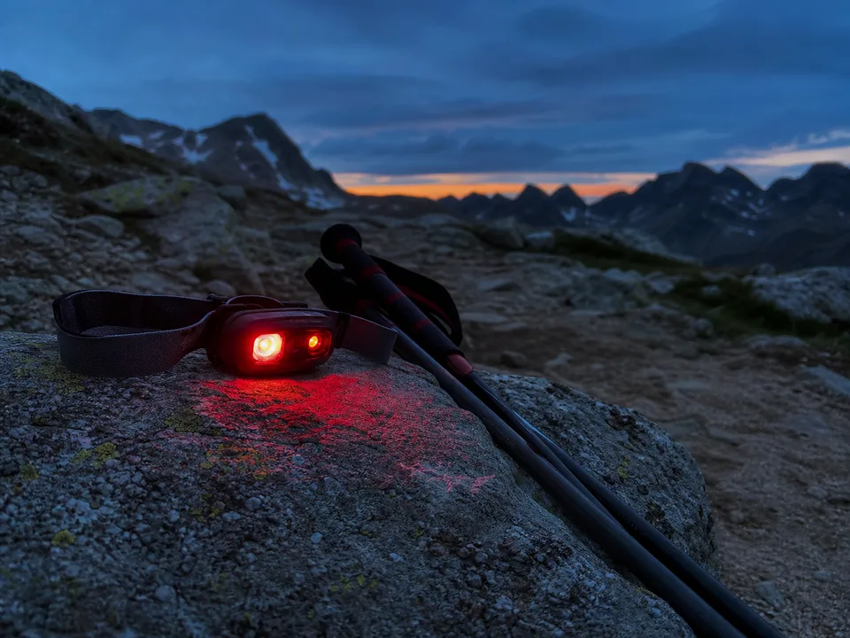 Frontal y bastones de trekking