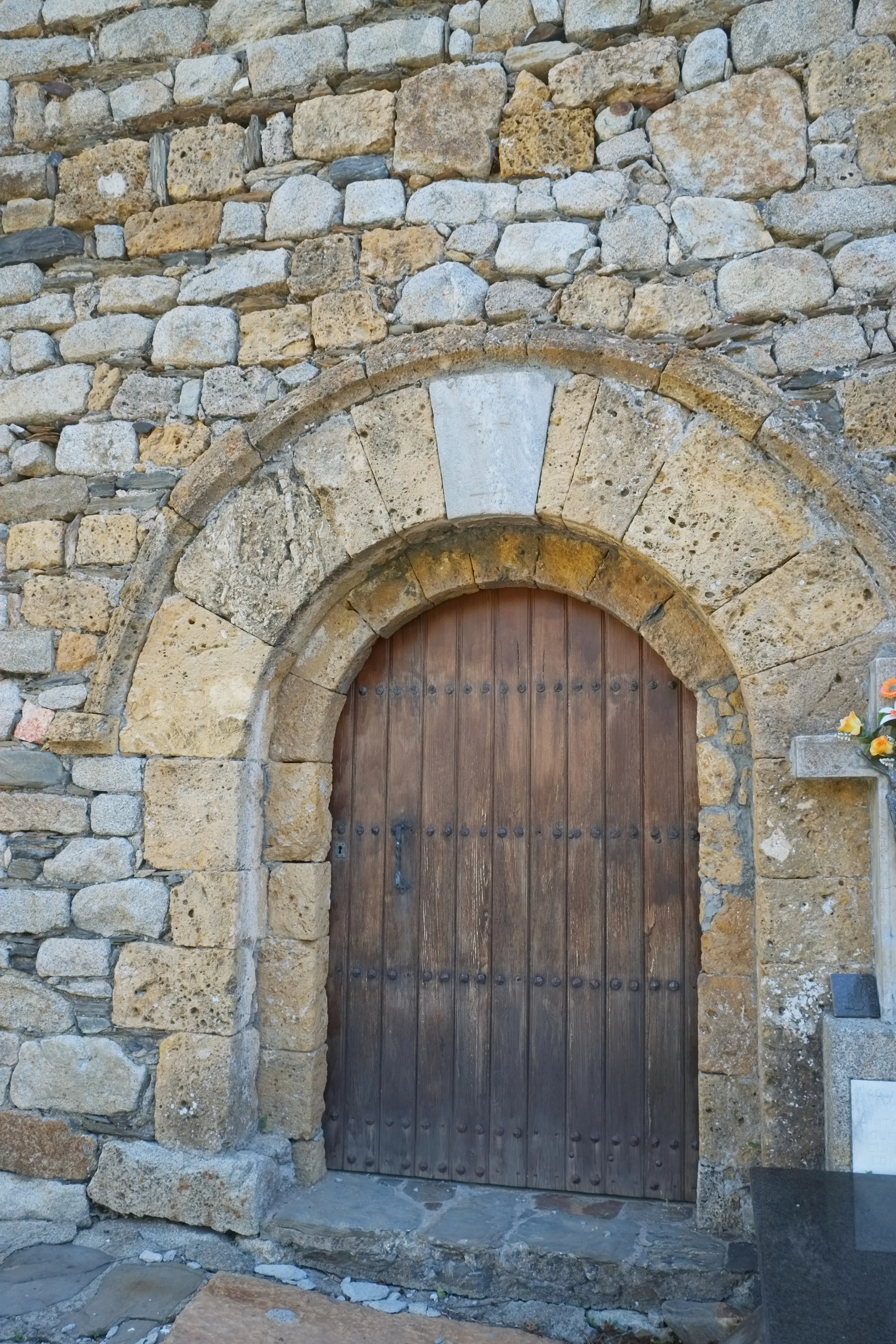 Portada románica de la ermita de San Clemente, en Aneto