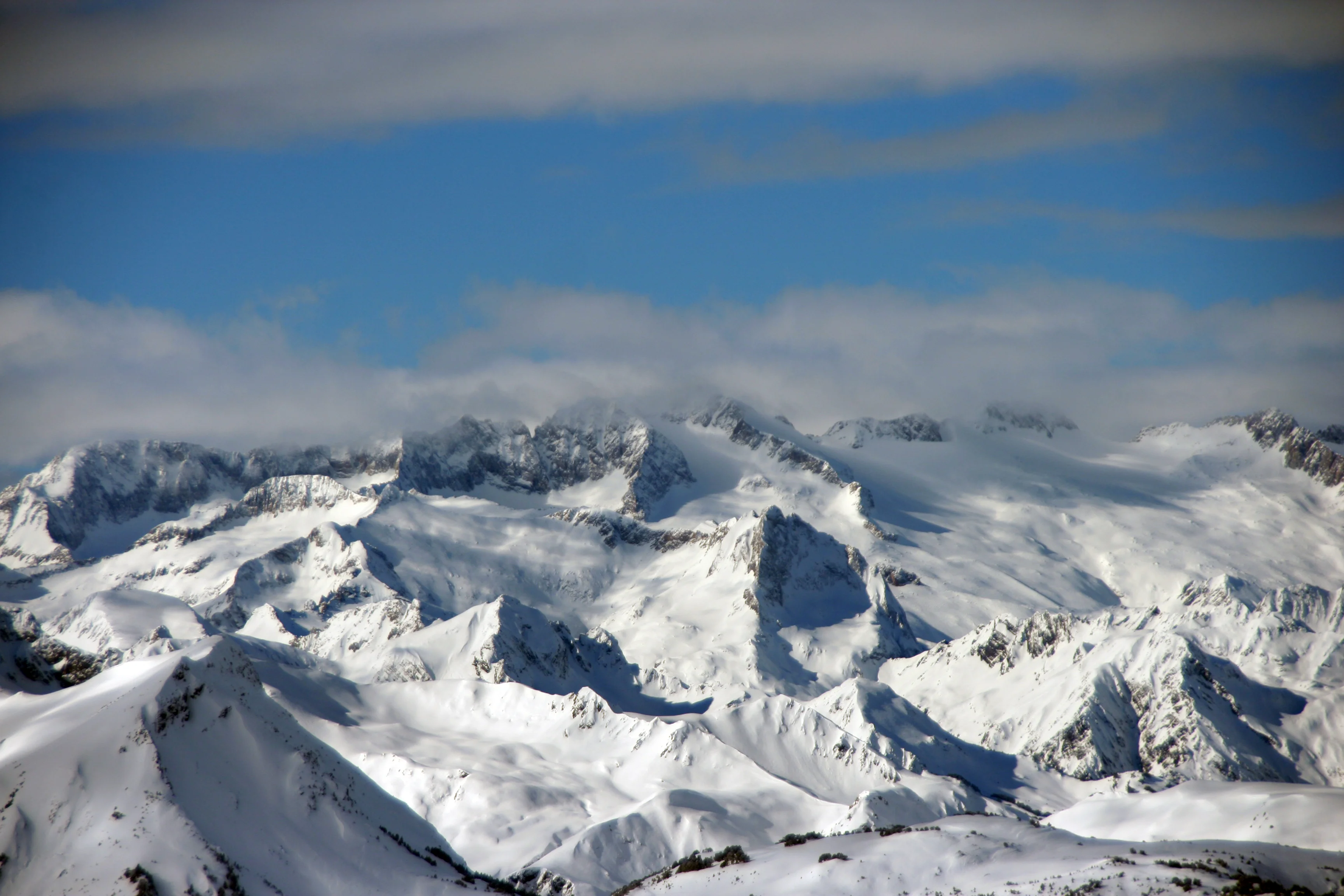 Macizo granítico de la Maladeta cubierto de nieve, Pirineo aragonés