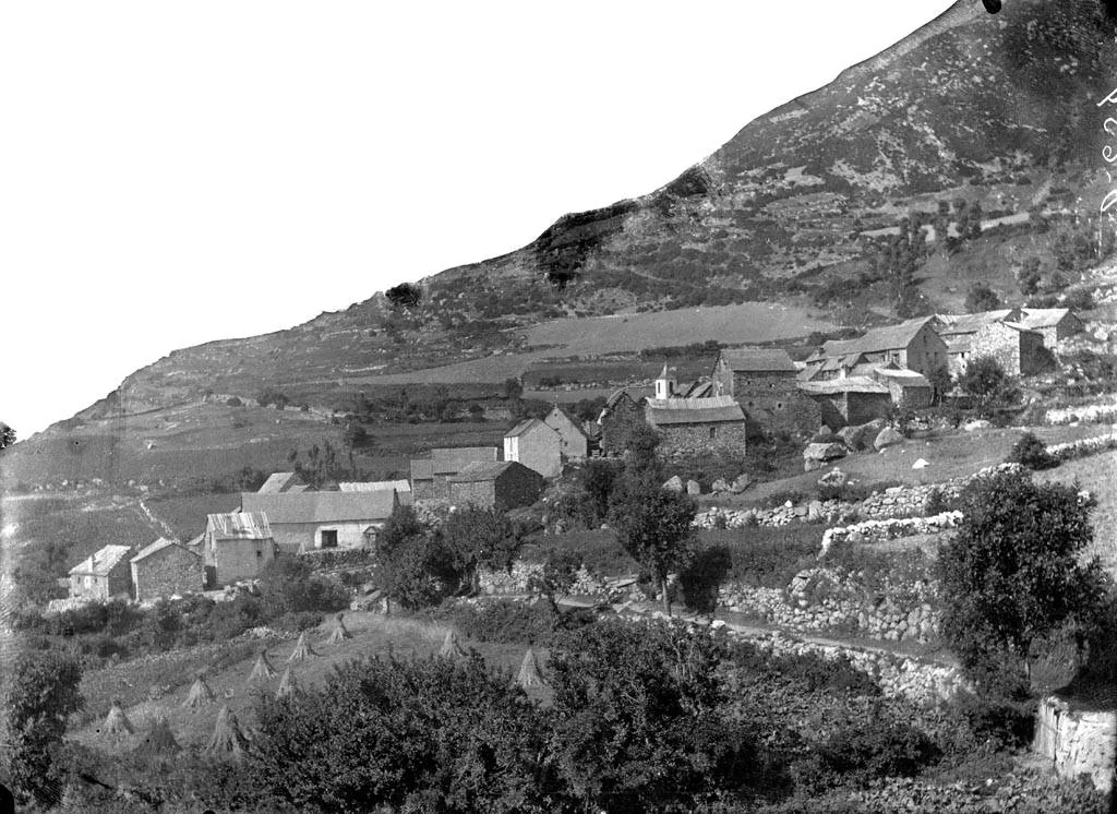 Fotografía histórica del pueblo de Aneto con un campo de pajares, hacia 1912